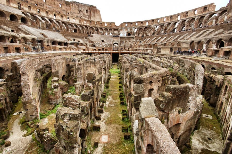 Interior do Coliseu de Roma na Itália
