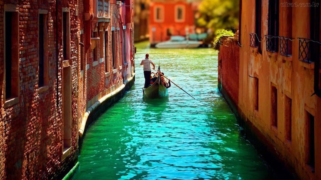 Tradicionais Canais de Veneza durante o verão