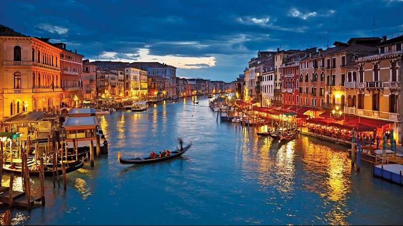 Passeio de gôndola ao anoitecer em Veneza
