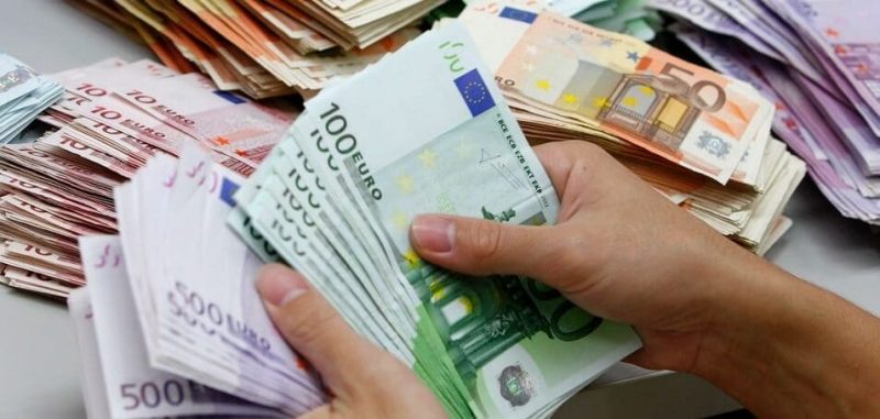 Euros e comprovação financeira durante a viagem pela Itália