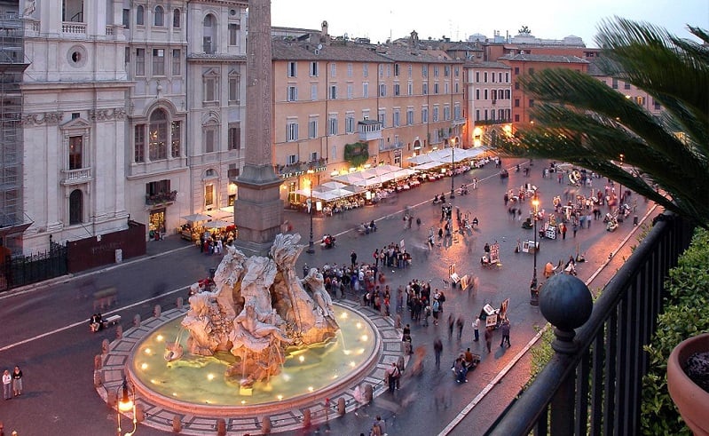 Vista noturna da Piazza Navona em Roma
