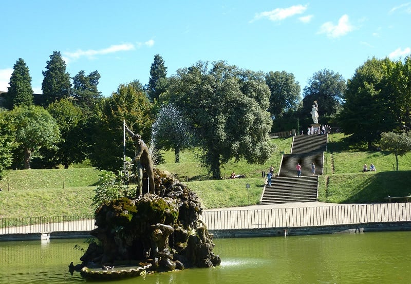 Lago e escultura no Jardim de Bóboli em Florença