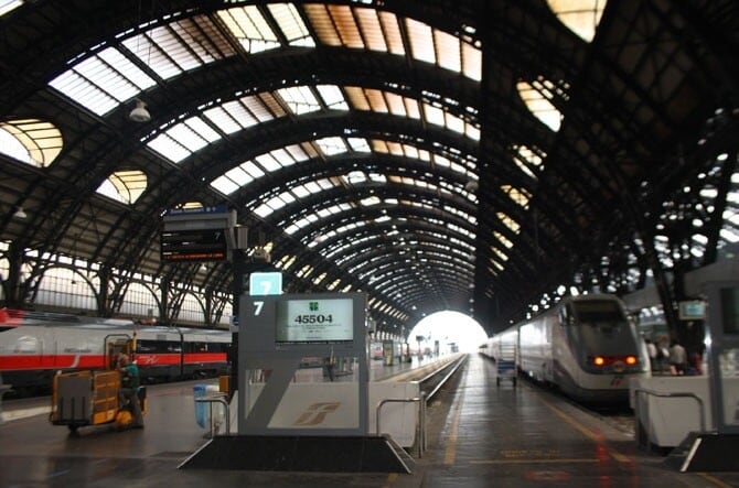 Estação de trem em Milão e na Itália