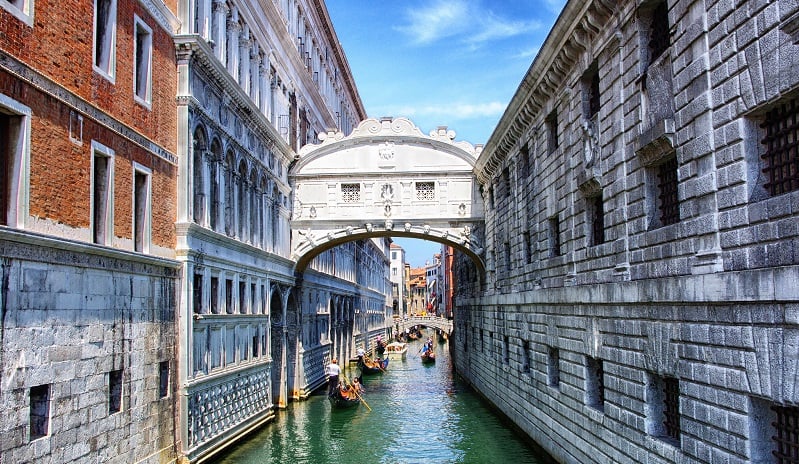 Passeio de gôndola na Ponte dos Suspiros em Veneza