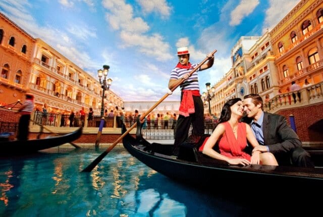 Passeio romântico de gôndola em Veneza