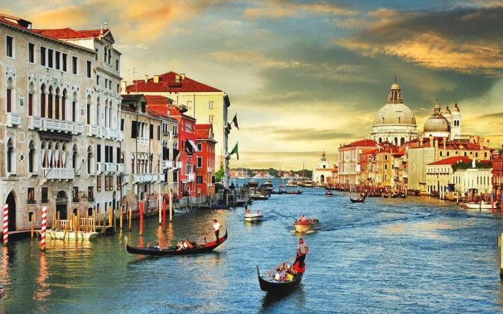 Canais venezianos na Itália