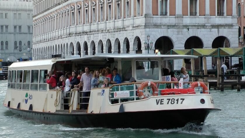 Passeio de vaporetto em Veneza