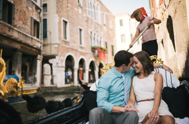 Casal no passeio de gôndola em Veneza