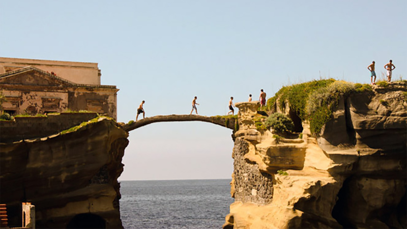 Ponte da Praia La Gaiola em Nápoles