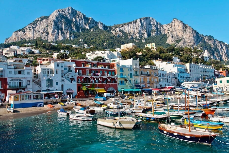Barcos para ir até a Ilha de Capri na Itália