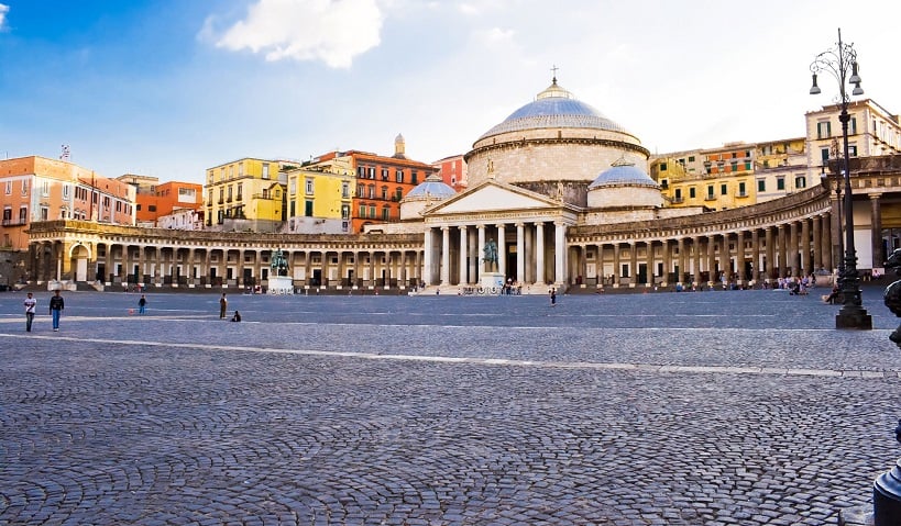 Piazza del Plebiscito em Nápoles