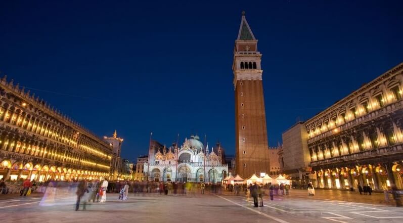 Piazza de San Marco em Veneza à noite