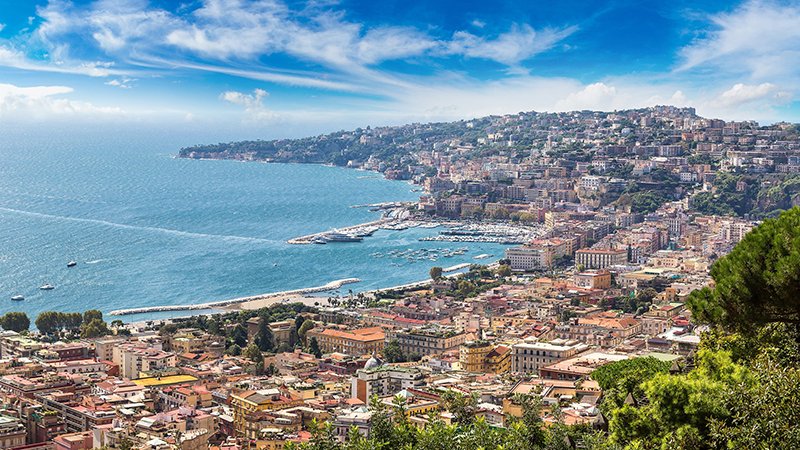 Vista da cidade de Nápoles na Costa Amalfitana