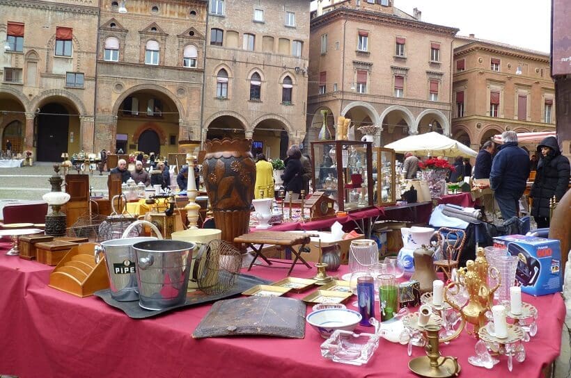 Comércio nas ruas de Bolonha na Itália