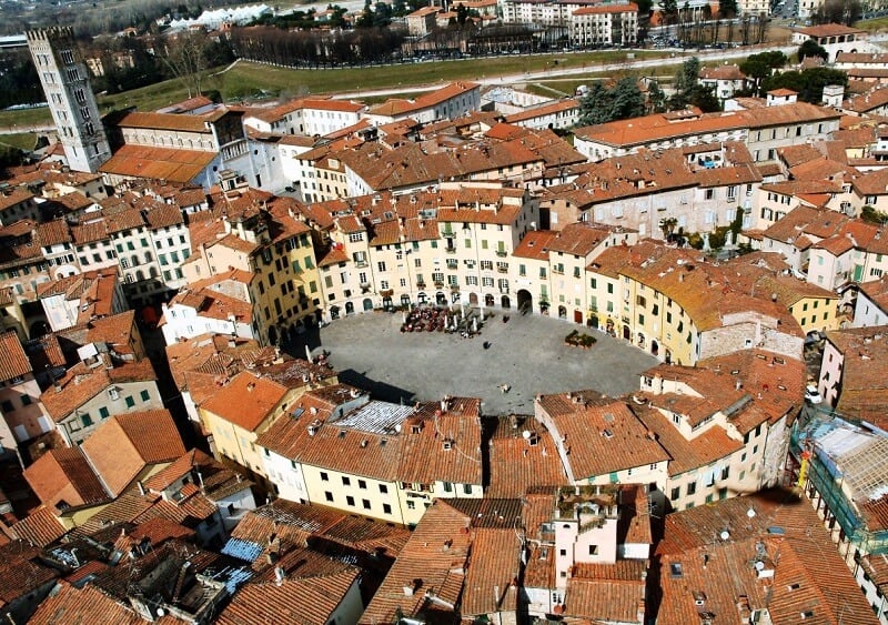 Piazza Anfiteatro em Lucca 