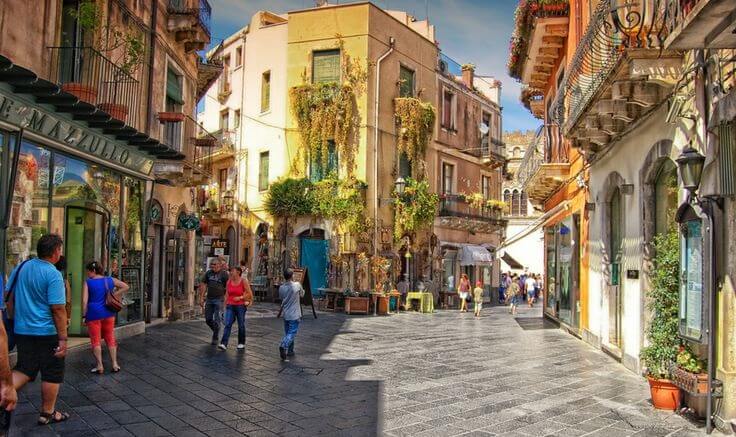 Pessoas passeando pelas ruas de Taormina