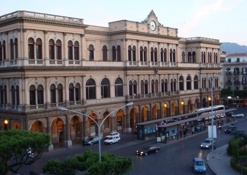 Estação central de Palermo na Itália