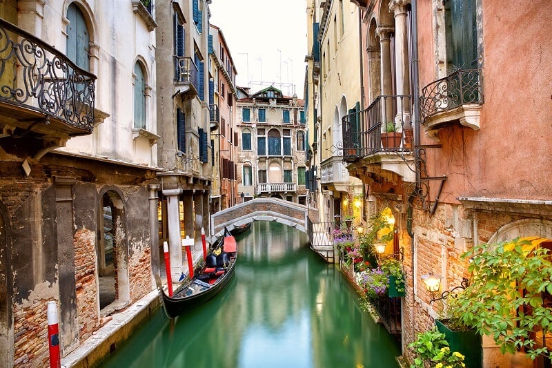 Gôndola em canal de Veneza na Itália