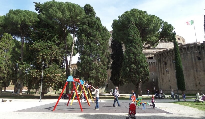 Crianças no Parque Villa Borghese em Roma