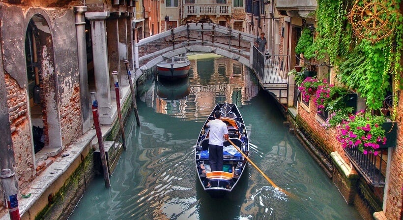 Gôndola em canal de Dorsoduro em Veneza 
