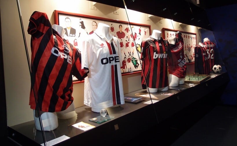 Coleção de camisas no museu do Estádio Giuseppe Meazza