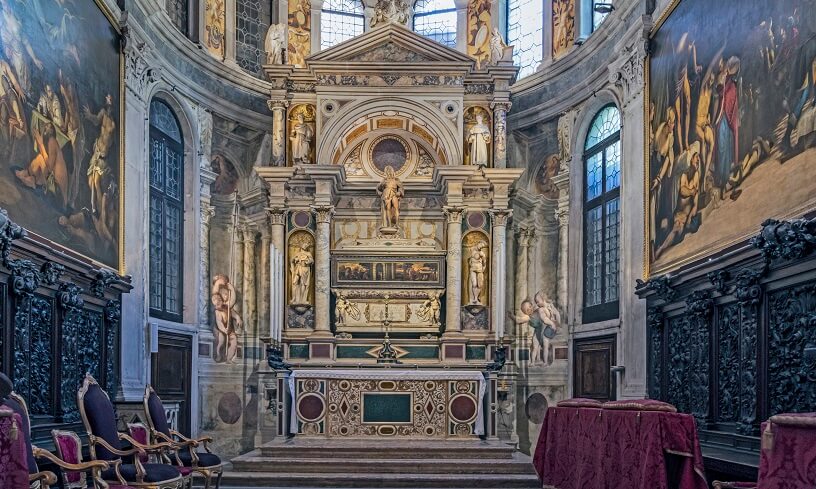 Interior da Igreja de São Roque em Veneza 
