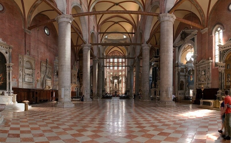 Interior da Basílica de São João e São Paulo em Veneza