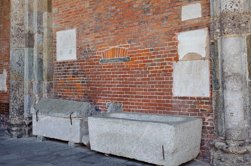 Fragmento arqueológico exposto no átrio da Basílica di Sant'Ambrogio