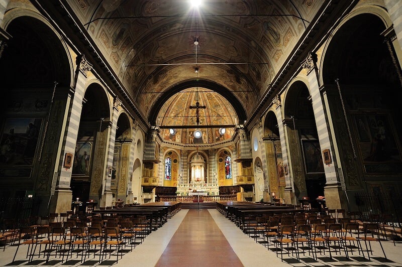 Interior da Basílica Sant'Ambrogio em Milão na Itália