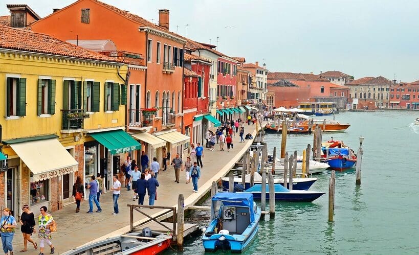 Pessoas passeando pela Ilha de Murano em Veneza