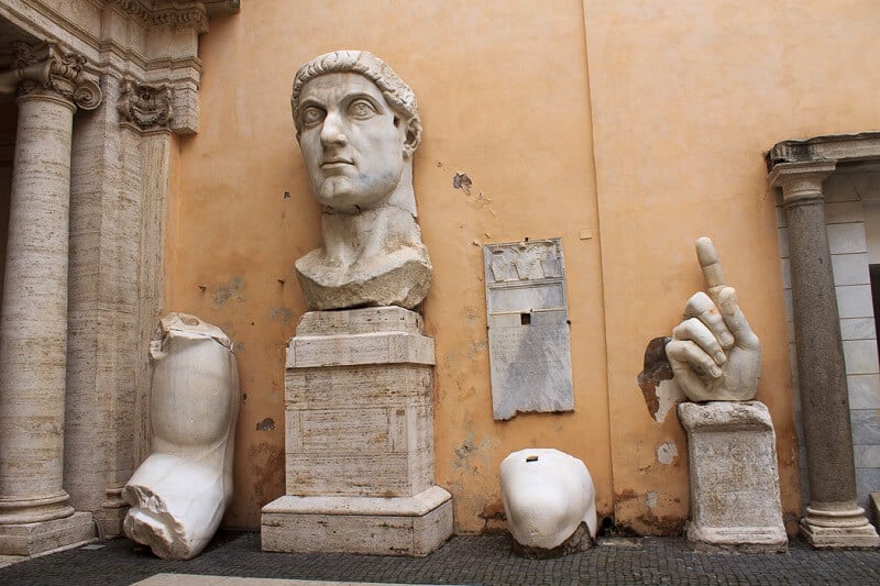 Estátuas no interior dos Museus Capitolinos no Monte Capitolino