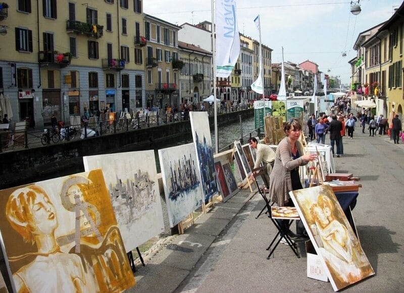 Arte pelas ruas de Navigli em Milão