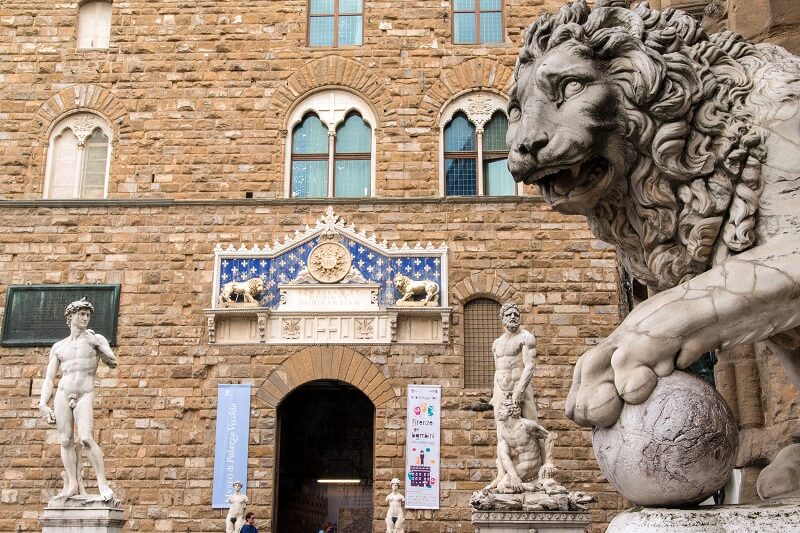 Esculturas na entrada do Palazzo Vecchio