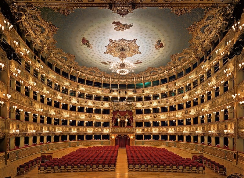 Interior do Teatro La Fenice em Veneza na Itália