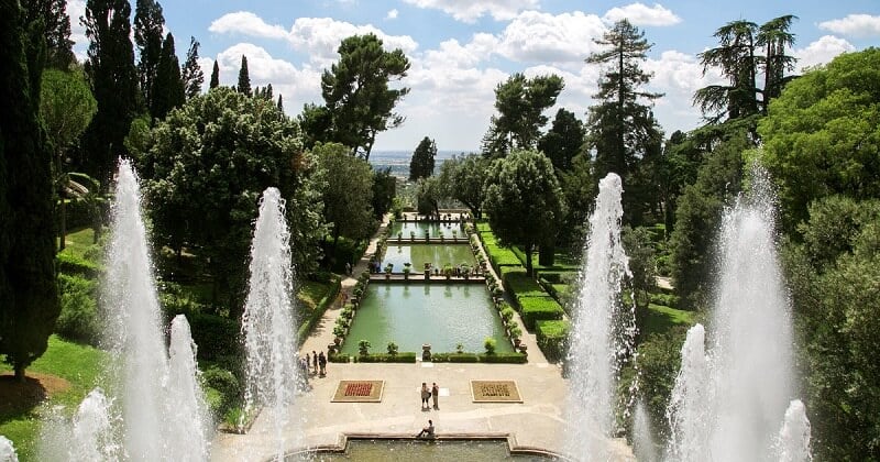 Fontes e jardim na Villa d'Este em Roma