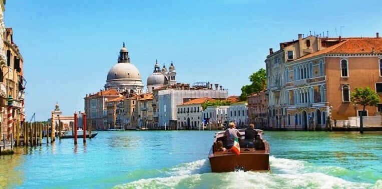 Barco em canal de Veneza na Itália