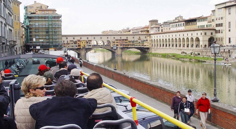 Turistas no segundo andar do ônibus turístico em Florença