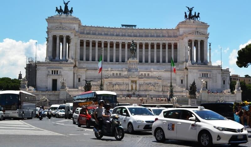 Veículos transitando na Piazza Vittorio Emanuele II