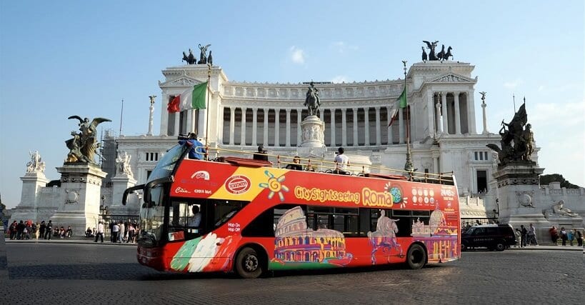 Ônibus turístico na Piazza Vittorio Emanuele II em Roma