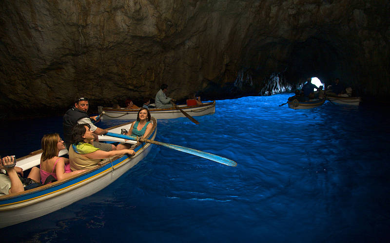 Turistas em passeio na Gruta Azul na Ilha de Capri