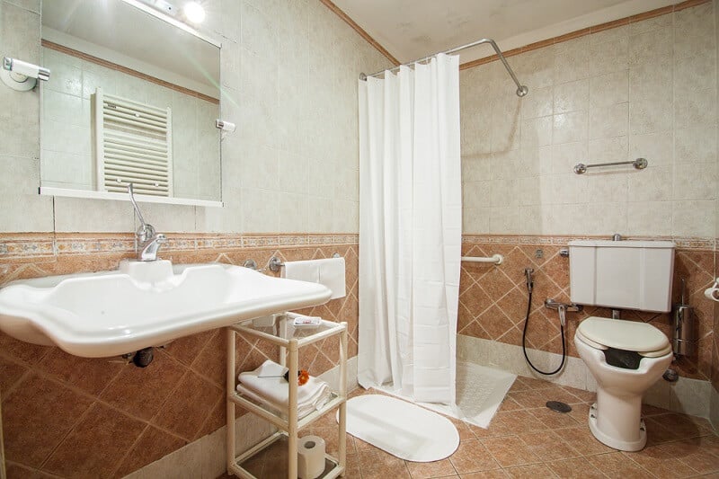 Banheiro de hotel adaptado para deficientes físicos