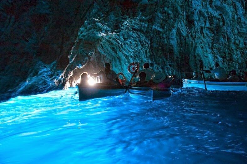 Turistas passeando pela Blue Grotto