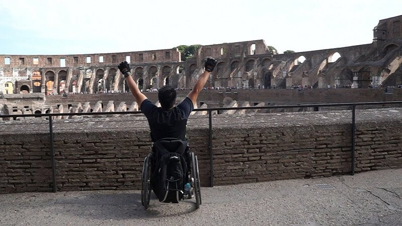 Deficiente físico no Coliseu em Roma