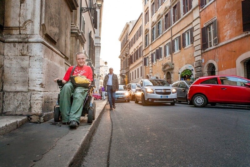 Cadeirante em rua de Roma 