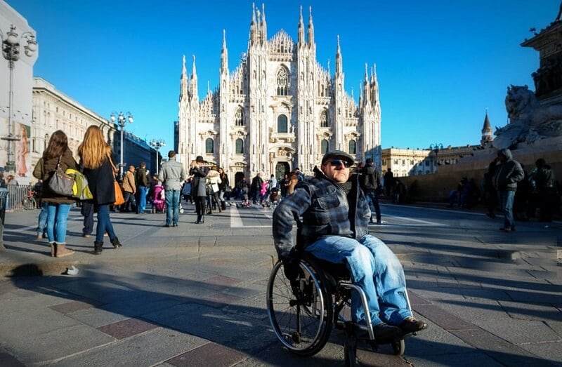 Cadeirante na Piazza del Duomo em Milão na Itália