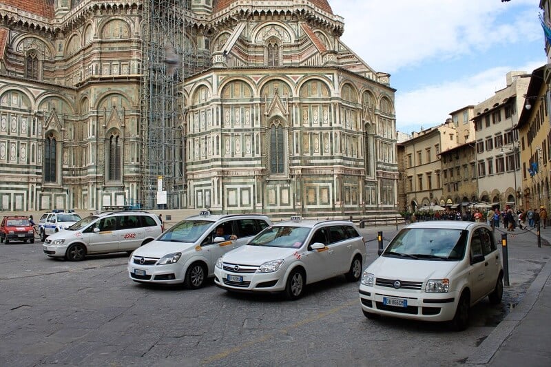 Carros parados próximos a Piazza del Duomo em Florença