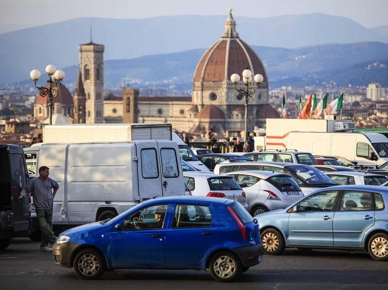 Carros estacionados em Florença na Itália