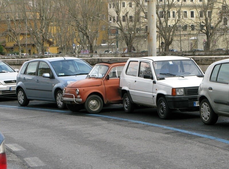 Linha azul indicando estacionamento pago em Roma