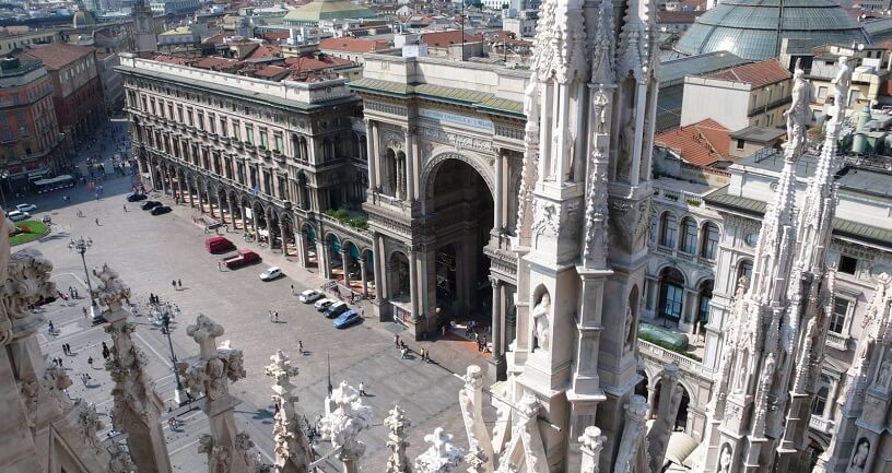 Vista do alto da Catedral de Milão na Itália