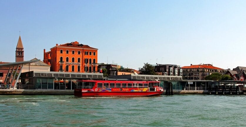 Barco turístico em canal de Veneza